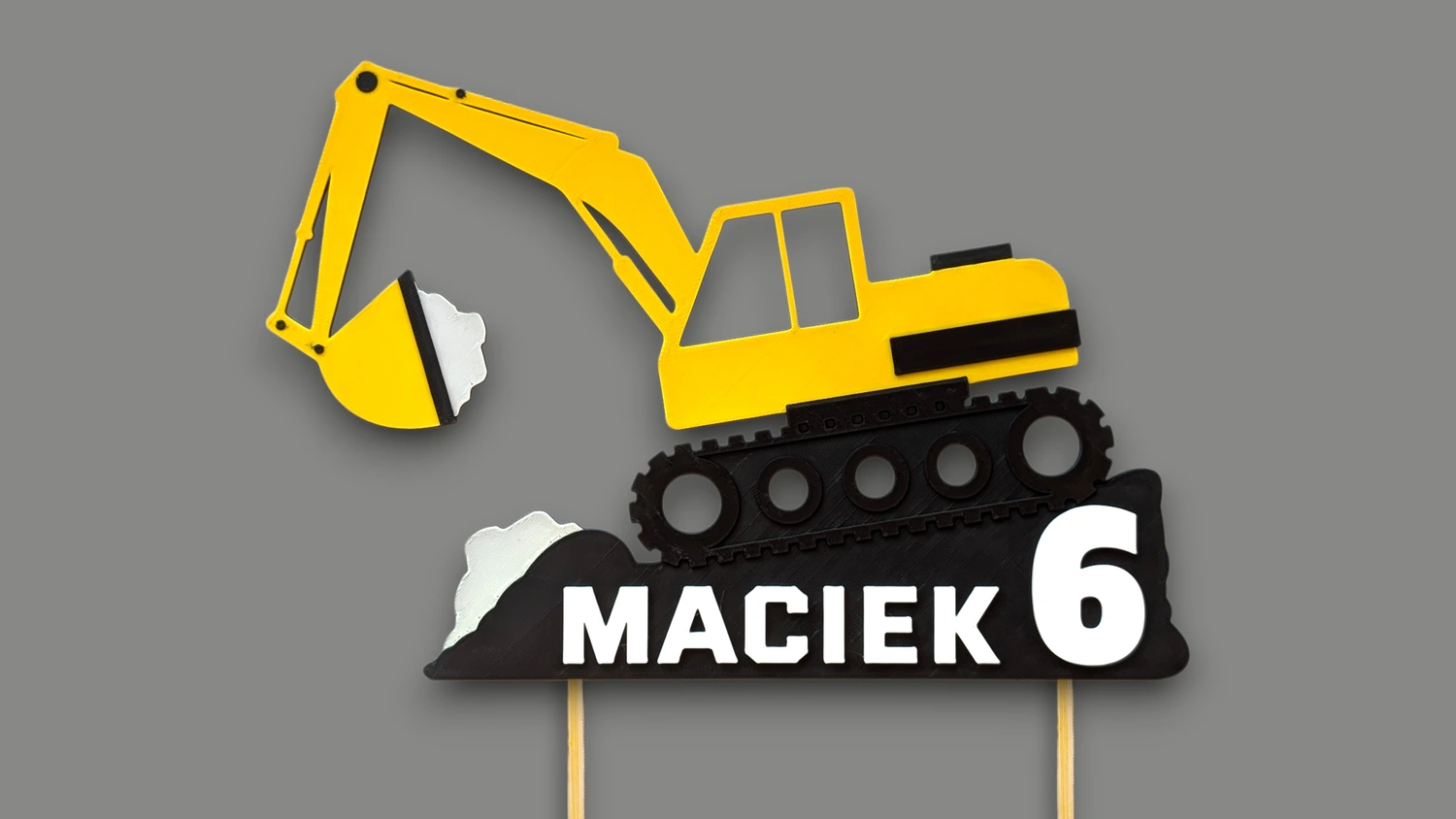 Realistyczna żółta koparka gąsienicowa na surowym szarym tle – topper na tort 3D