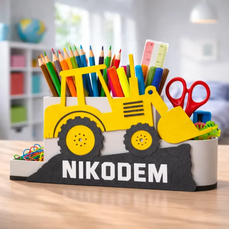 Żółty organizer na biurko koparka w aranżacji pokoju dziecięcego. Przykładowe użycie pojemnika na biurku ucznia (sprzedawany bez akcesoriów).