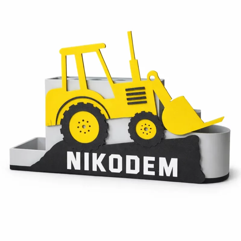 Organizer na biurko koparka. Widok z przodu na żółty pojazd budowlany i personalizowany biały napis z imieniem dziecka.