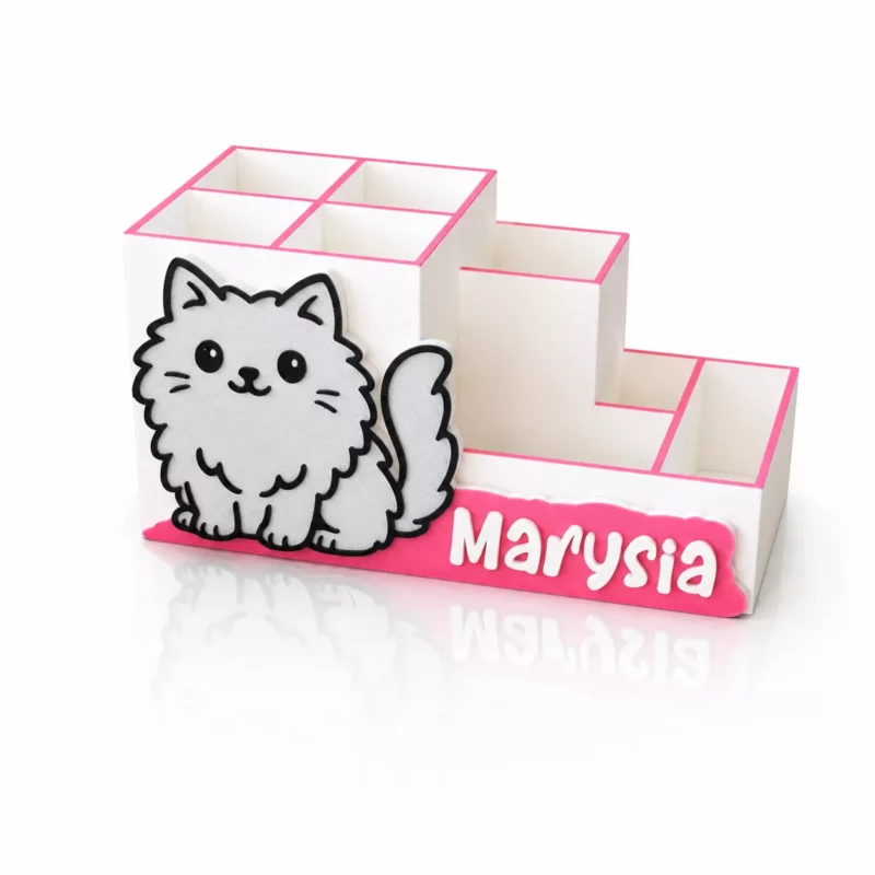 Biały, pusty organizer na biurko kotek puszek z przestrzennym imieniem Marysia, widok pod kątem pokazujący pojemne przegródki na flamastry.