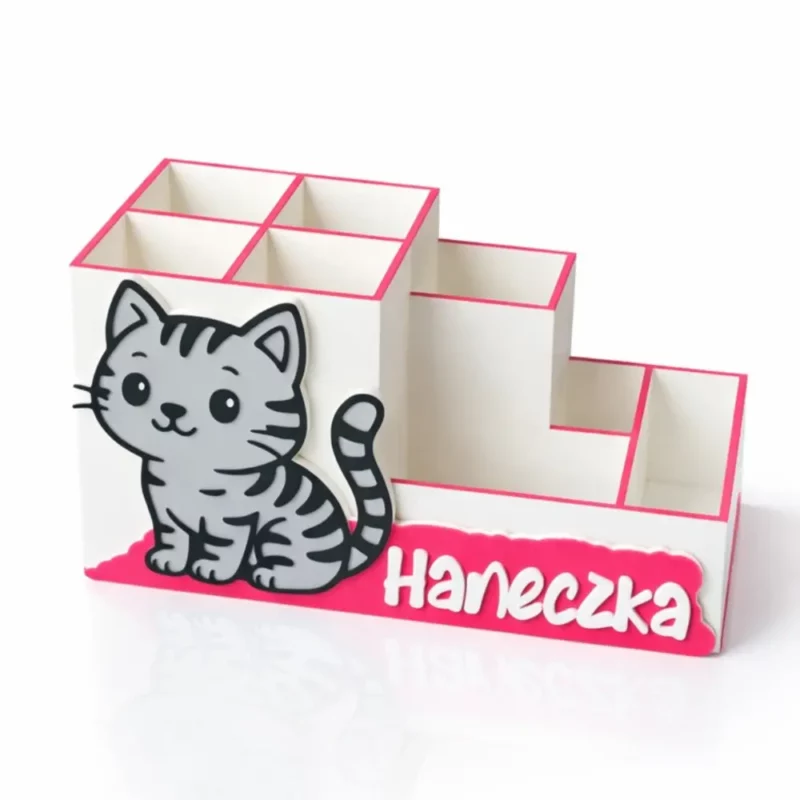 Biały, pusty organizer na biurko kotek w paski z przestrzennym imieniem Haneczka, widok pod kątem na układ i wielkość przegródek.