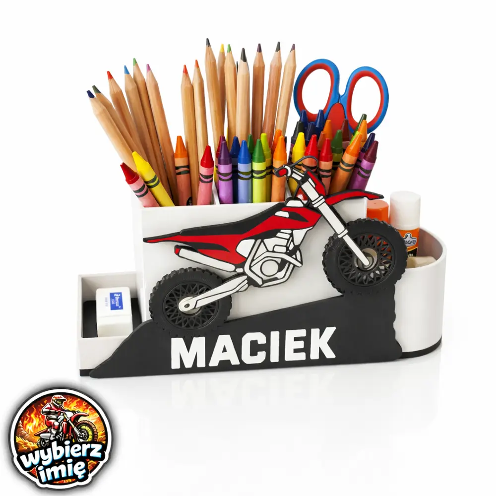 Personalizowany organizer na biurko dla dzieci z motywem motoru cross i imieniem Maciek. Pojemnik wypełniony kolorowymi kredkami i długopisami.