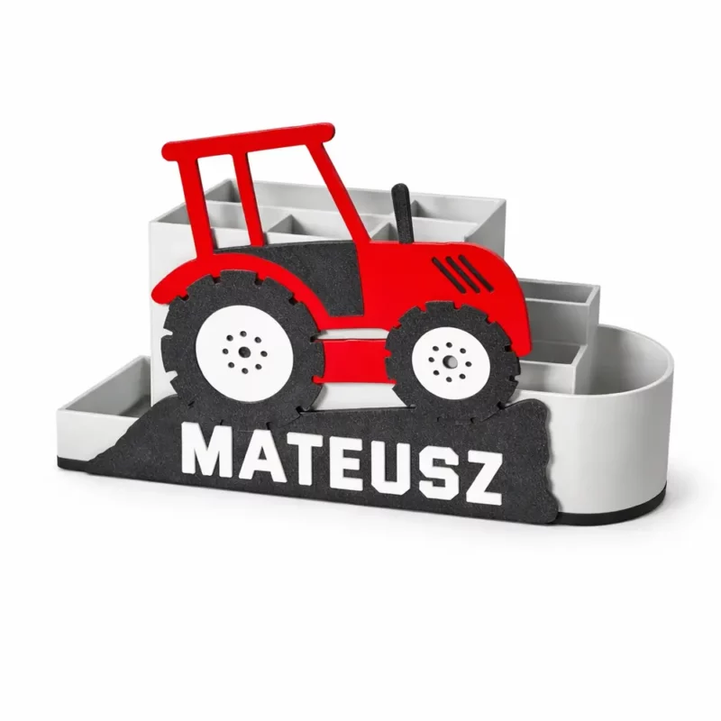 Pusty organizer na biurko traktor z imieniem Mateusz. Widok od frontu prezentujący czerwony ciągnik i przegródki na szkolne akcesoria.