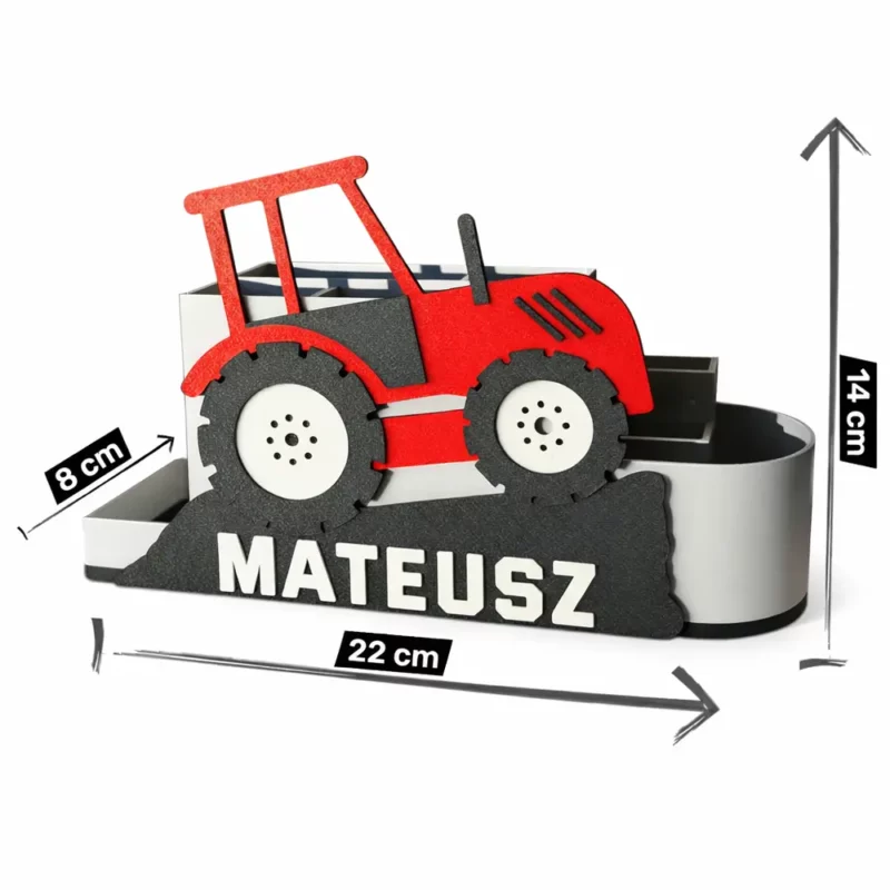 Wymiary organizera na biurko w kształcie traktora: szerokość całkowita 22 cm, wysokość 14 cm i głębokość 8 cm.