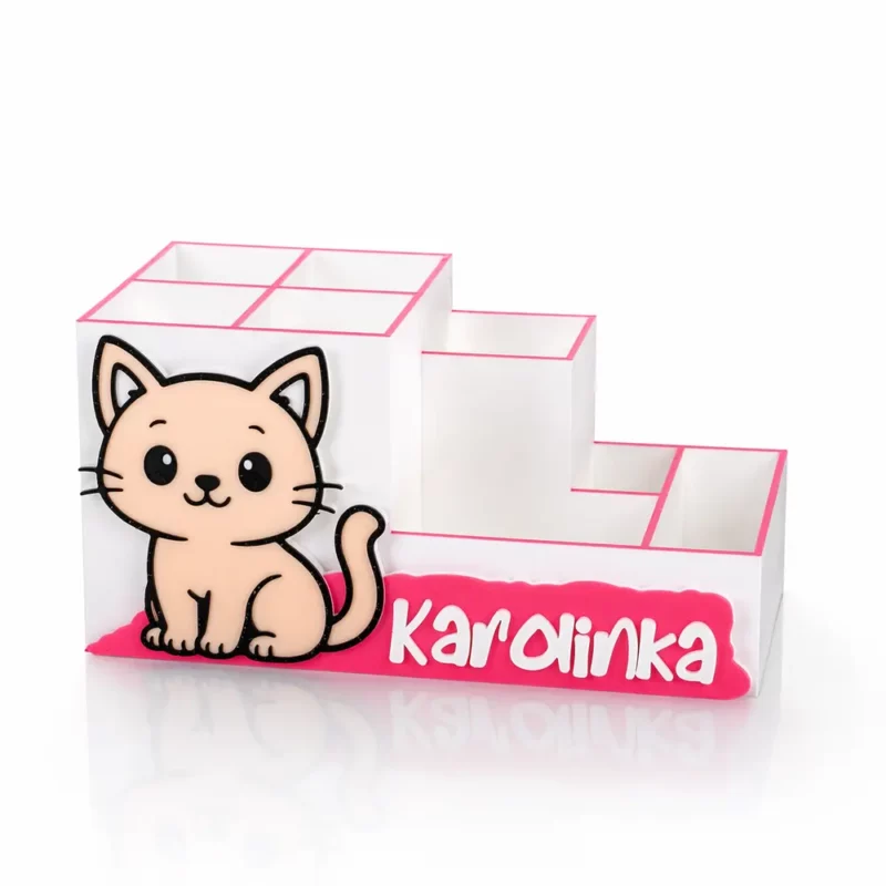 Biały, personalizowany organizer na biurko z kotkiem i różowym imieniem Karolinka, widok z przodu na puste przegródki.