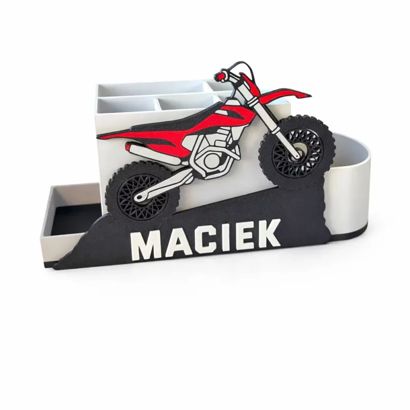 Pusty personalizowany organizer biurkowy cross motor z widocznym imieniem Maciek. Zdjęcie prezentuje czystą formę i przegródki na akcesoria.