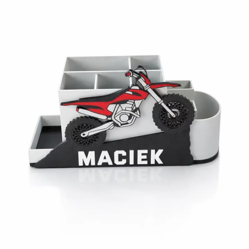 Widok na tył pustego przybornika na biurko dla dzieci z motywem cross. Ujęcie pokazuje układ 9 przegródek i pojemność organizera na kredki.