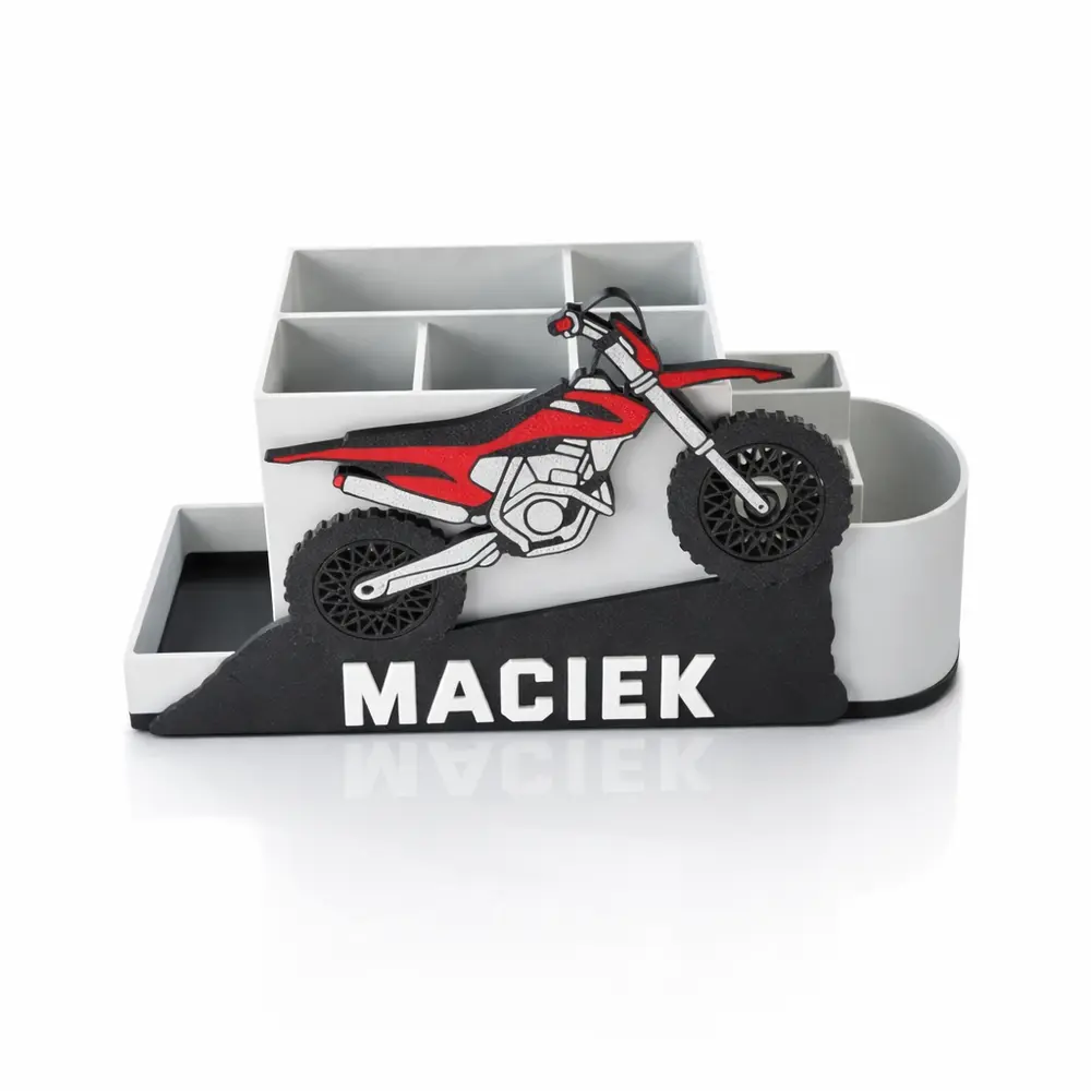 Widok na tył pustego przybornika na biurko dla dzieci z motywem cross. Ujęcie pokazuje układ 9 przegródek i pojemność organizera na kredki.