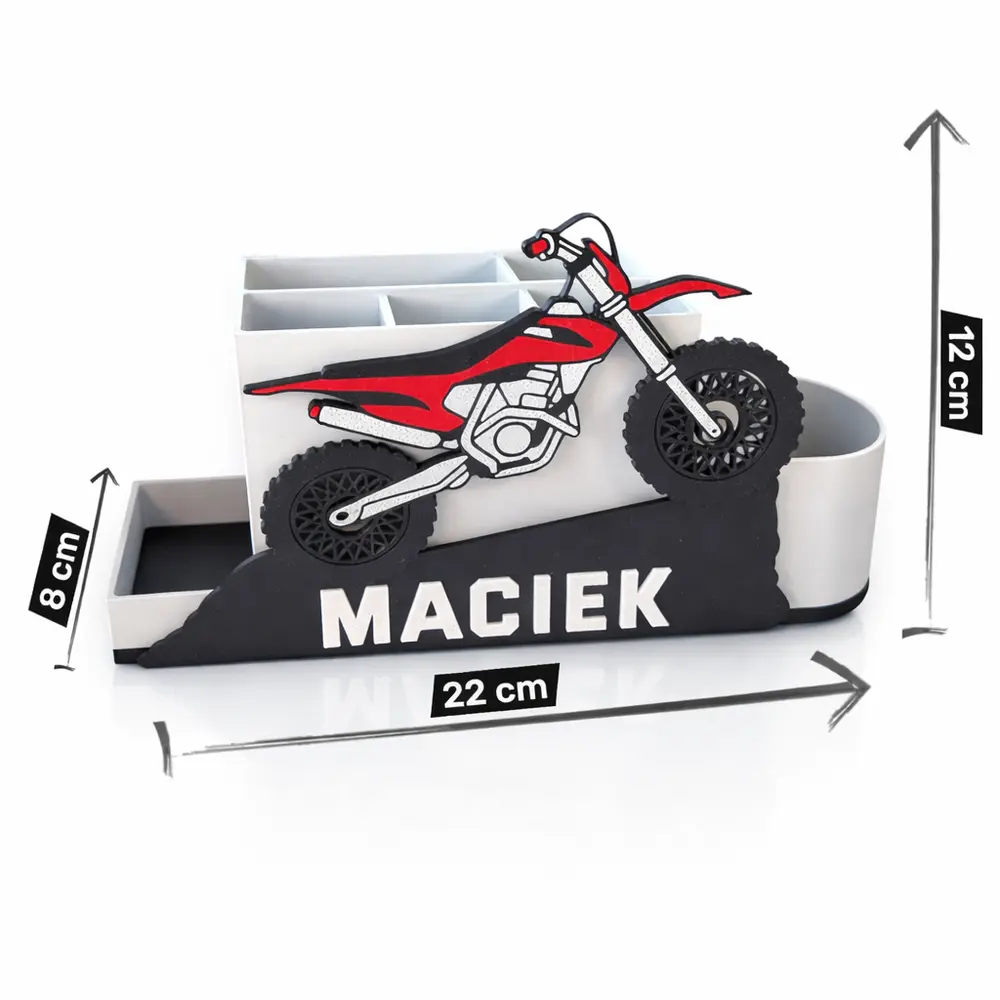 Pojemny przybornik na kredki z imieniem Maciek i 3D motocyklem cross. Grafika pokazuje dokładne wymiary produktu: 22 cm szerokości i 12 cm wysokości.